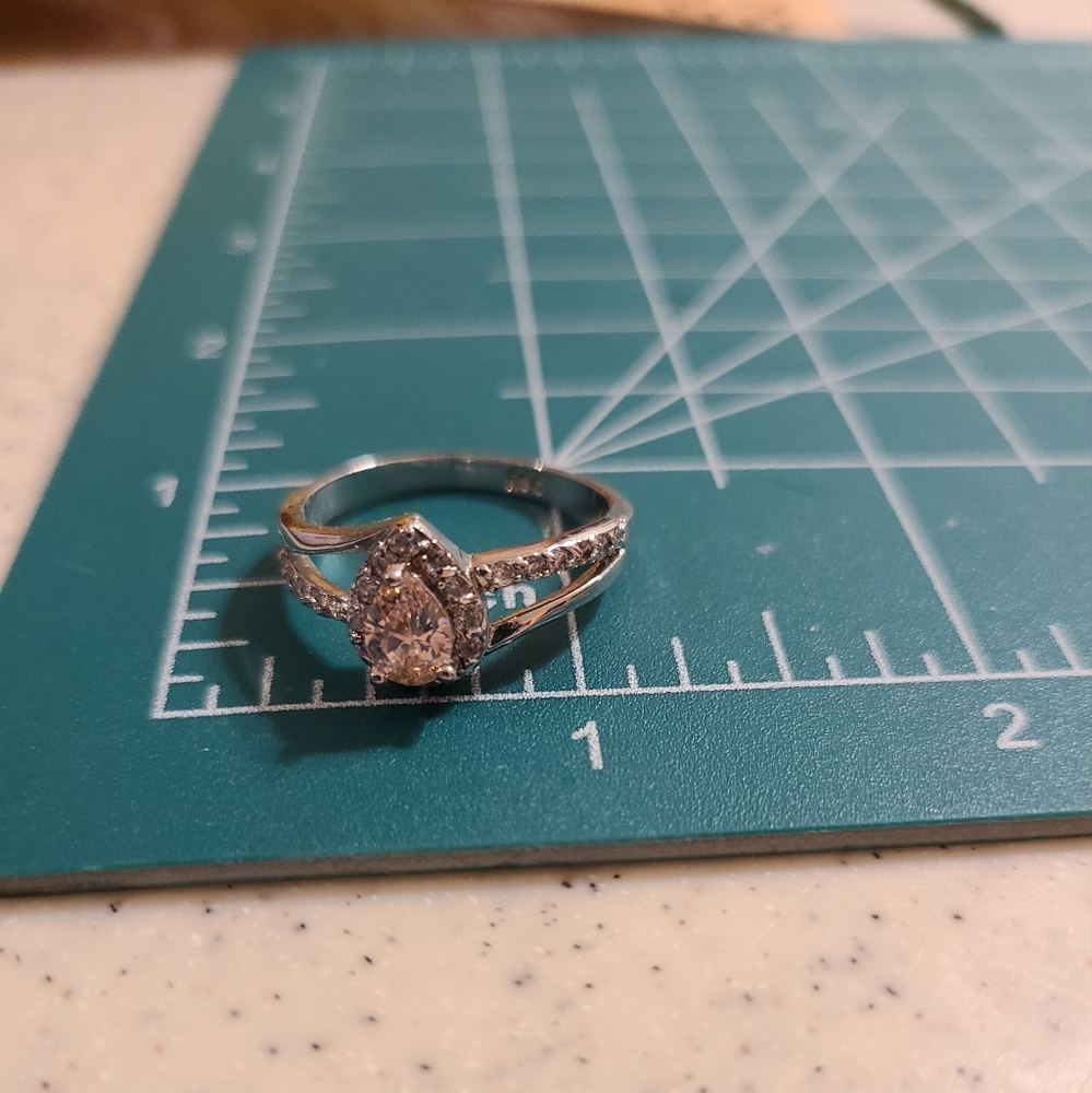 Size 10 ladies ring beautiful teardrop - Picture 12 of 14